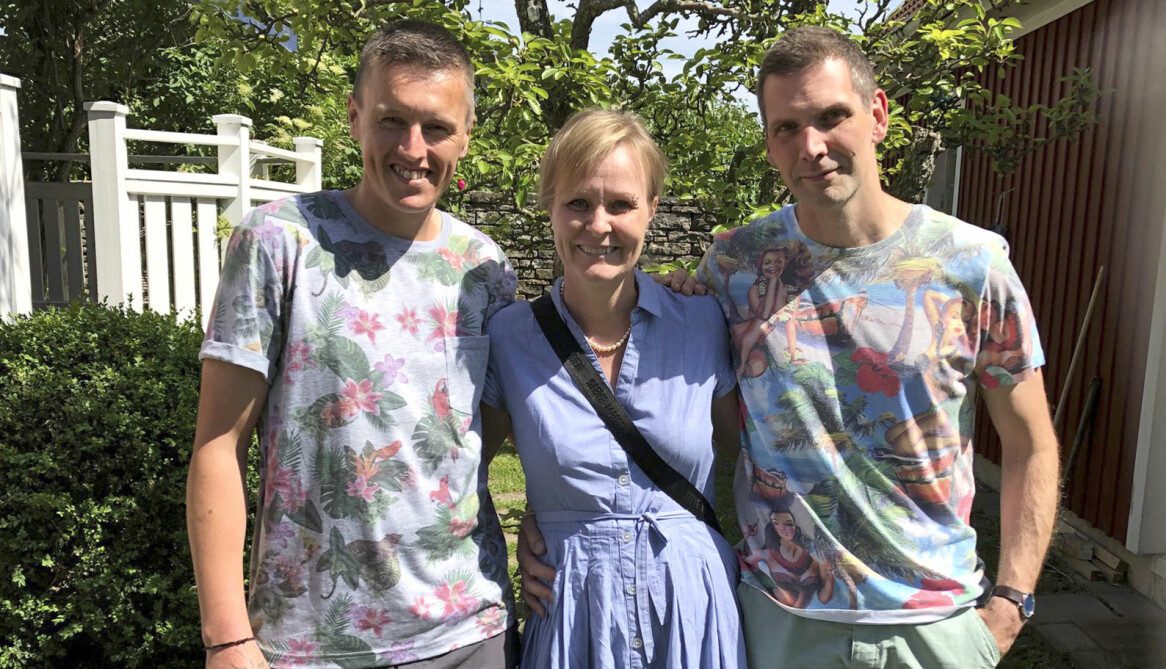 I somras fick James fira midsommar med Ulrika och Johan. Foto. Privat Ulrika och Johan tillsammans med James vid ett midsommarfirande.