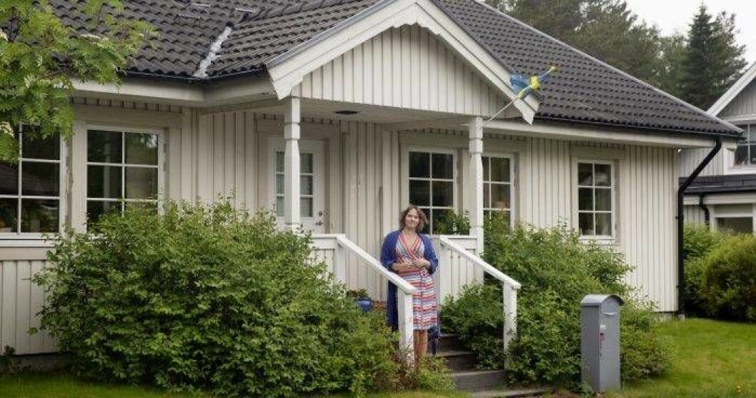 ”Mamma och pappa byggde huset i Umeå 1986 och flyttade in samma år som jag föddes”, berättar Clara. Foto: Malin Grönborg Underbara Clara Lidström vid huset i Umeå där hon växte upp.