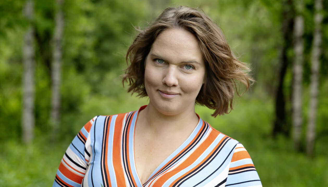 Natur och växter har alltid betytt mycket för Clara. Foto: Malin Grönborg Underbara Clara i skog i Umeå.