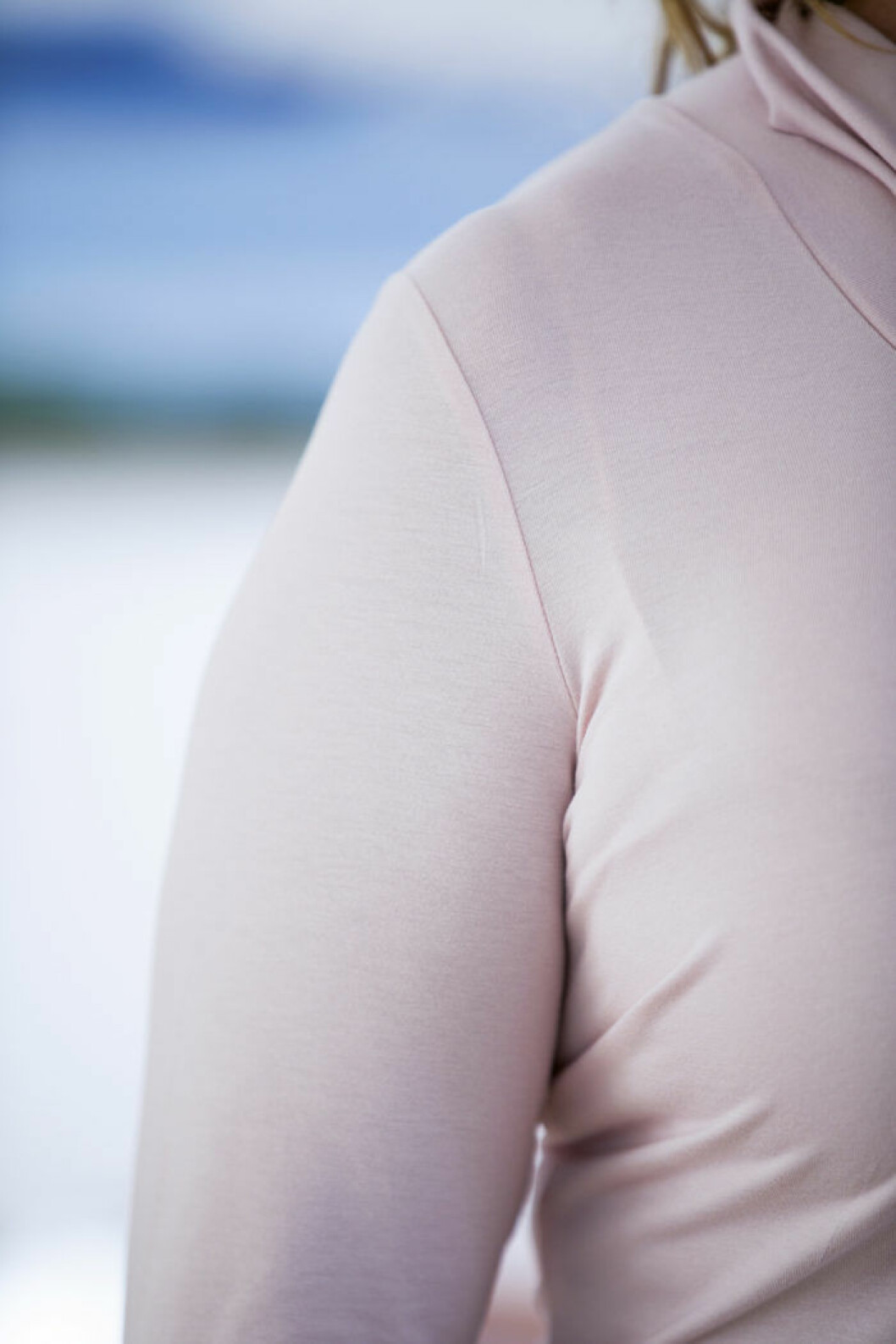 Kolla i provrummet, gärna med åtsittande tröja på. Gräver axelbanden in? Foto: Lars Jansson Torso med behåband som skär in.