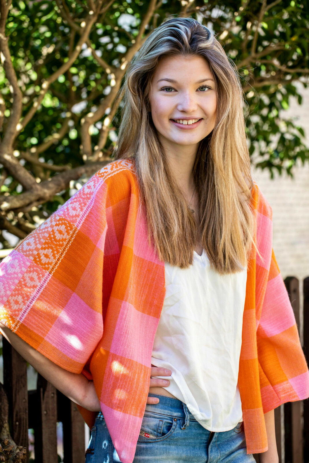 Ung tjej i en färgstark kimono