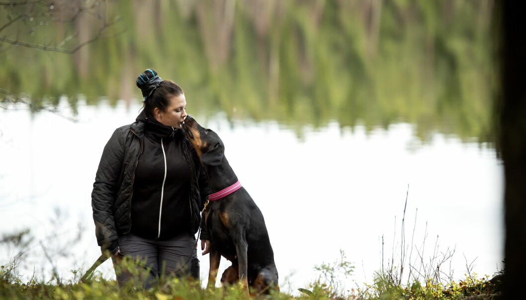 Dixie har varit en trogen vän under sorgearbetet för Emma Lidbom. Unga änkan Emma får en puss av sin älskade dobermann-hund Dixie nere vid vattnet.