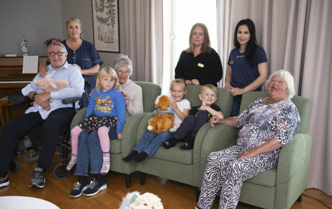 <span class=" bold" data-lab-bold_desktop="bold">I soffan från vänster:</span> Claes S:t Clair, Wilma Eliasson, Yvonne Nyqvist, Othilia Matton, Axel Lindblom och Anita Säberg. <span class=" bold" data-lab-bold_desktop="bold">Stående bakom soffan från vänster</span>: Ingela Unosson, Erika Wall och Dimen Mustafa.