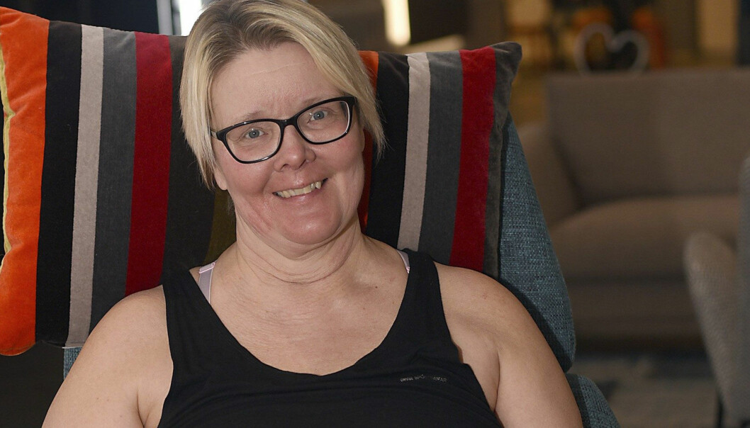 Åsa Lindholm som led av urininkontinens sitter på en stol.