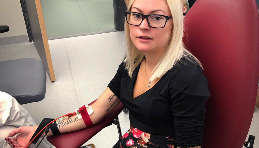 Johanna sitter på sjukhus med sladdar i armarna.