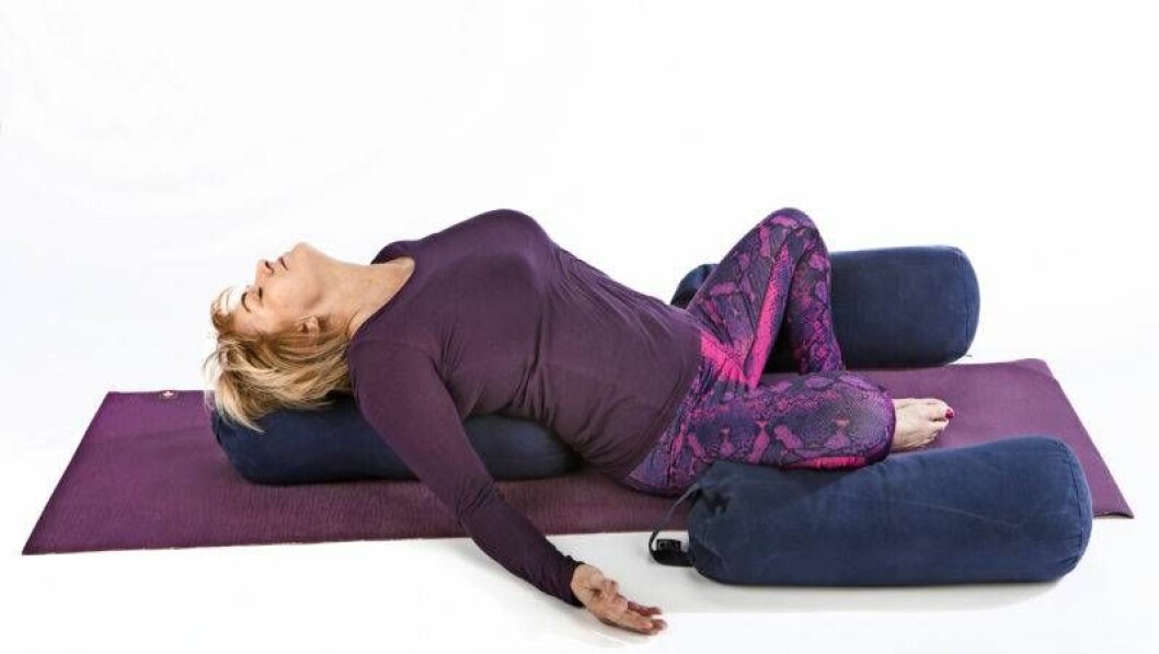 Yogaövningen supta baddha konasana, fjärilen.