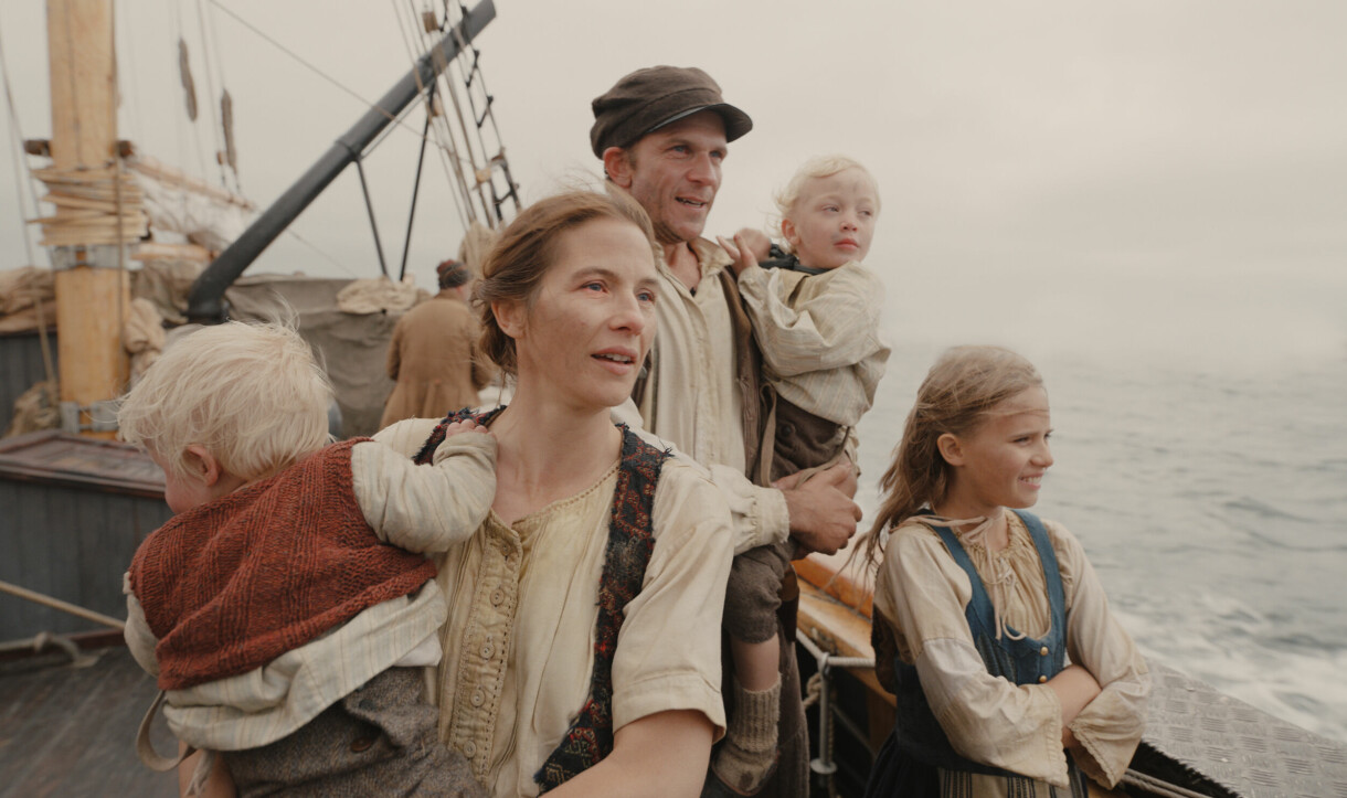 Filmbild på Kristina, Karl Oskar och barnen på segelbåten som ska ta dem till Amerika.