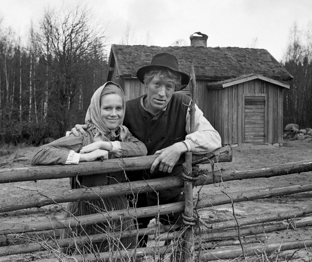 Svart-vit bild av Liv Ullman och Max von Sydow vid inspelningen av den första filmen som kom 1971.