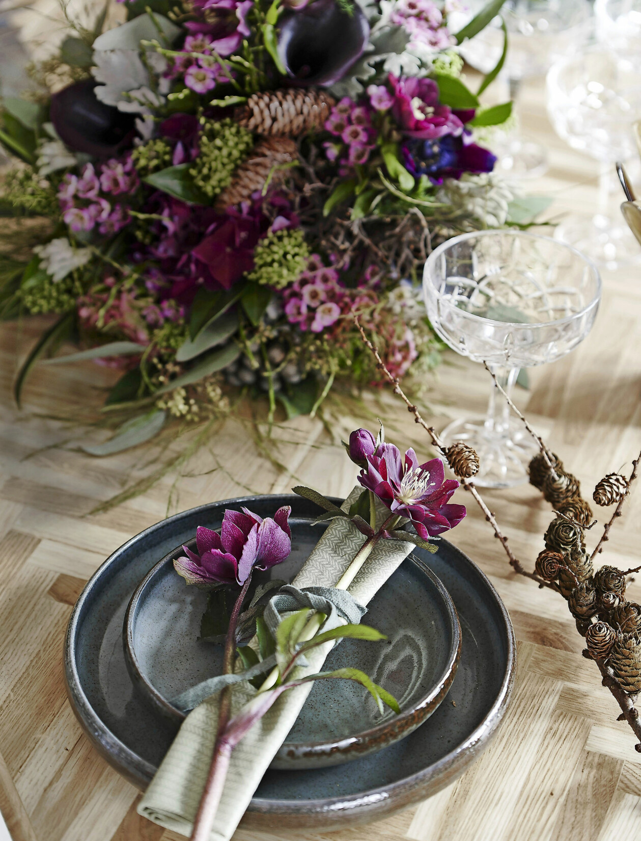 Vacker blomsterarrangemang till julbordet.