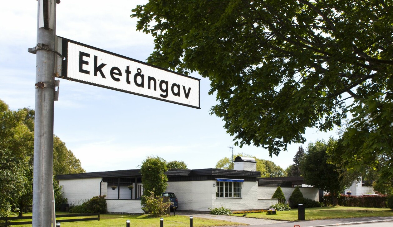 I barndomshemmet på Eketångavägen i Halmstad bor Gunni Andersson fortfarande kvar. Vägskylt Eketångavägen framför det vita tegelhuset.