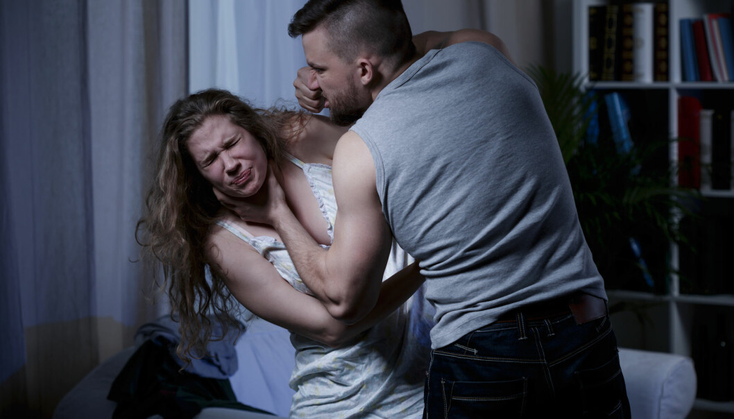 En kvinna som blir slagen av sin partner.