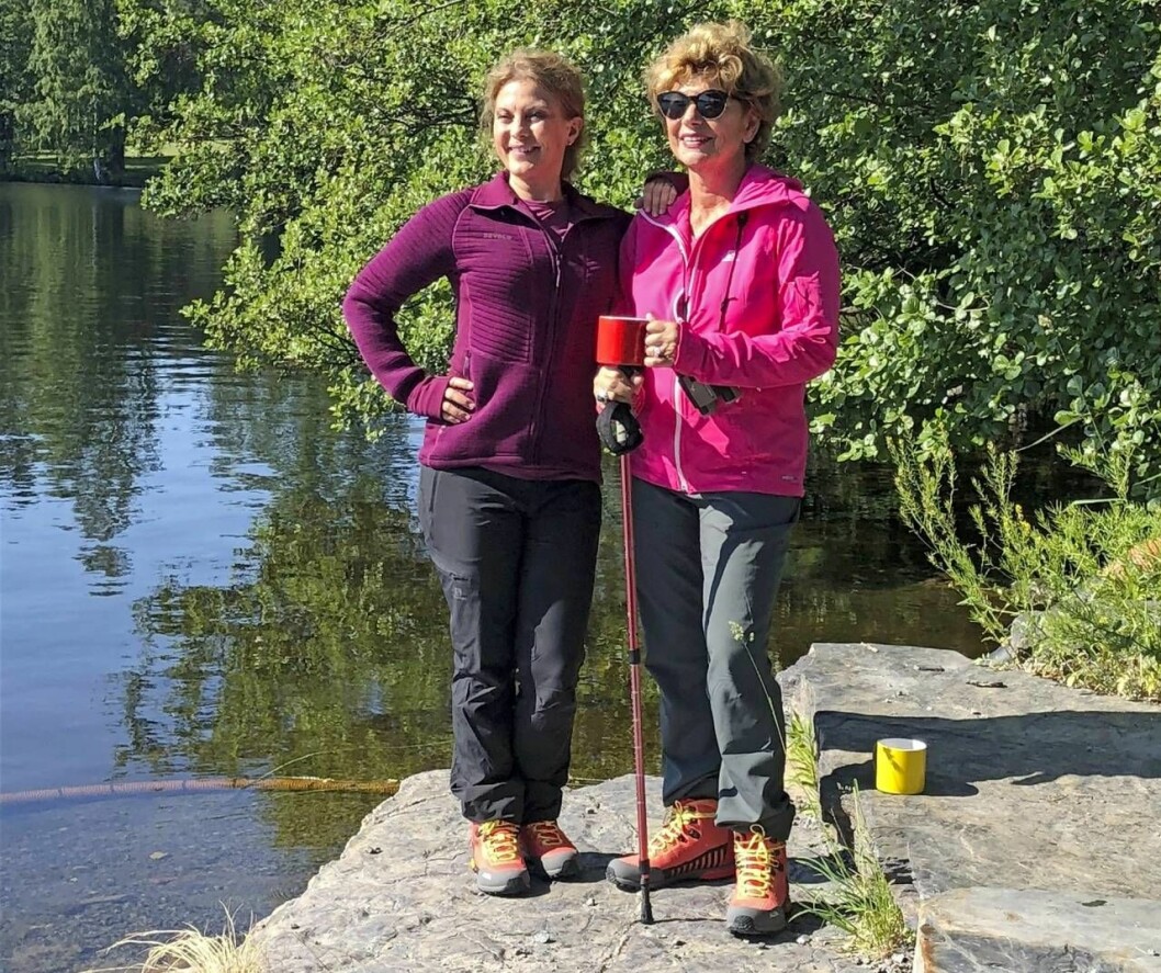 När Amelia Adamo och Lotta Byqvist vandrar ska det vara lätt och roligt. Här finns inte utrymme för tunga ryggsäckar eller dragiga tält. Amelia Adamo och Lotta Byqvist står på en klippa och njuter av utsikten