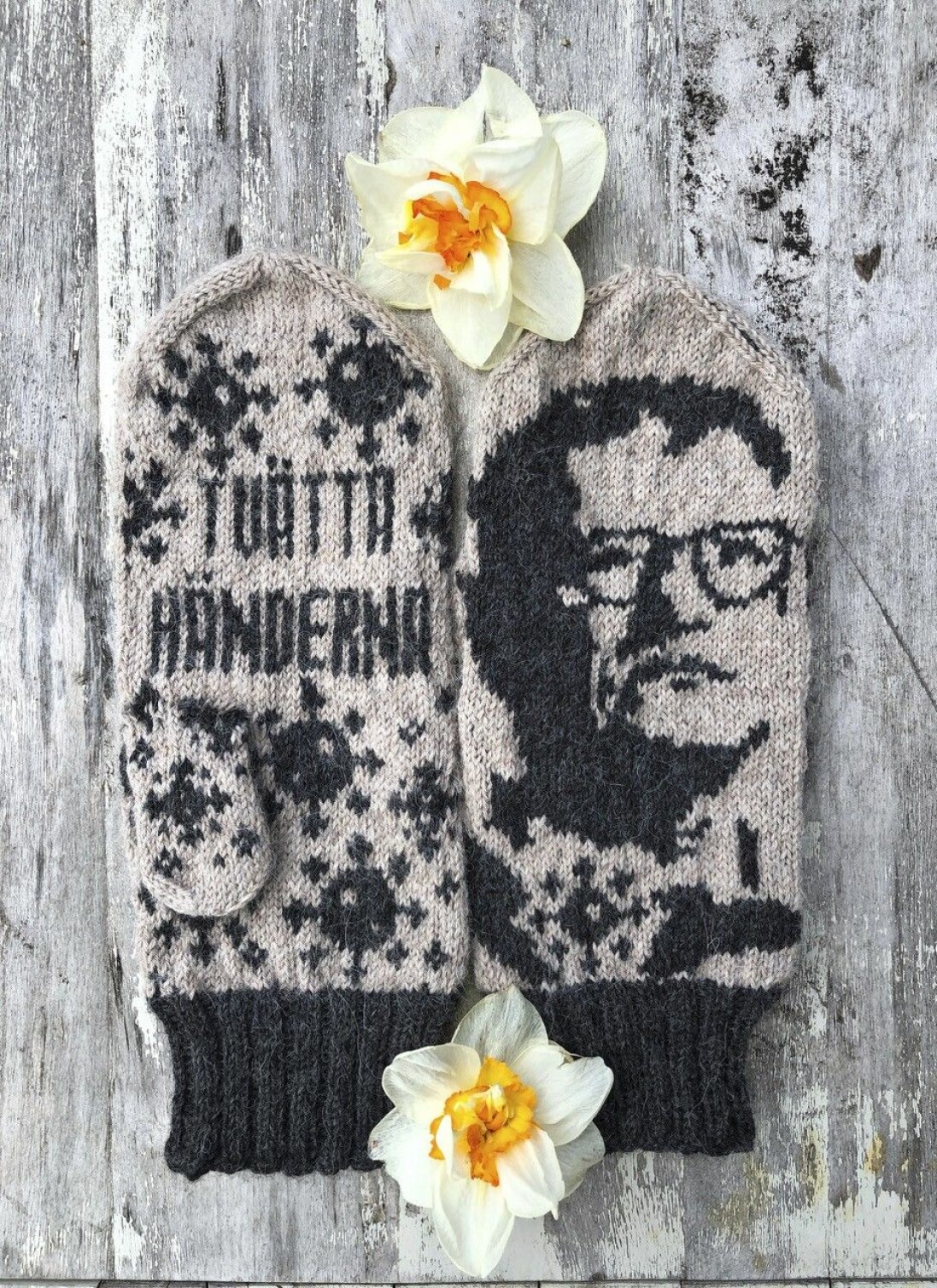 Statsepidemiologen Anders Tegnell pryder ett par vantar som Knitting Lotta har stickat. Vantar med texten Tvätta händerna och bild av statsepidemiologen Anders Tegnell – ett par vantar som Knitting Lotta har stickat
