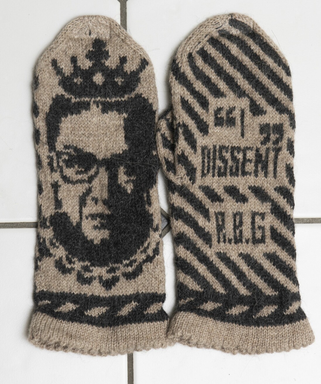 Mönstret till vanten med Ruth Bader Ginsburg, före detta domare i USA:s högsta domstol är ett av Knitting Lottas mest sålda mönster. Vante med före detta domaren i USA:s högsta domstol, Ruth Bader Ginsburg, stickad av Knitting Lotta