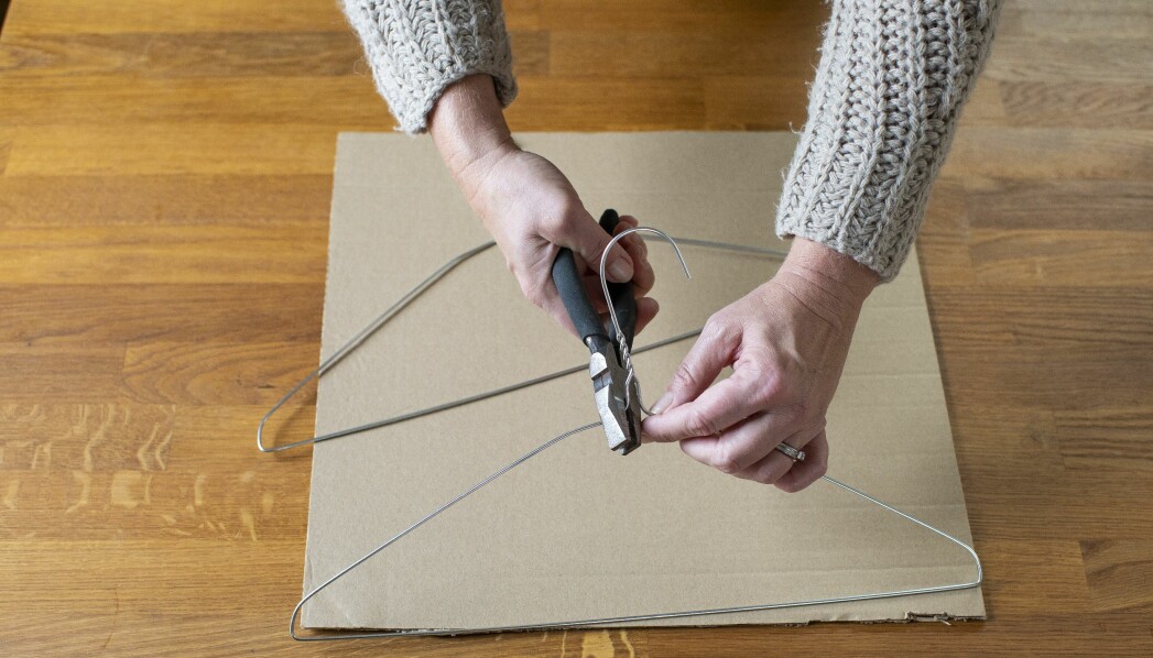 Vår DIY-expert visar hur du böjer galgarna till bågar för att få till ditt kattält.