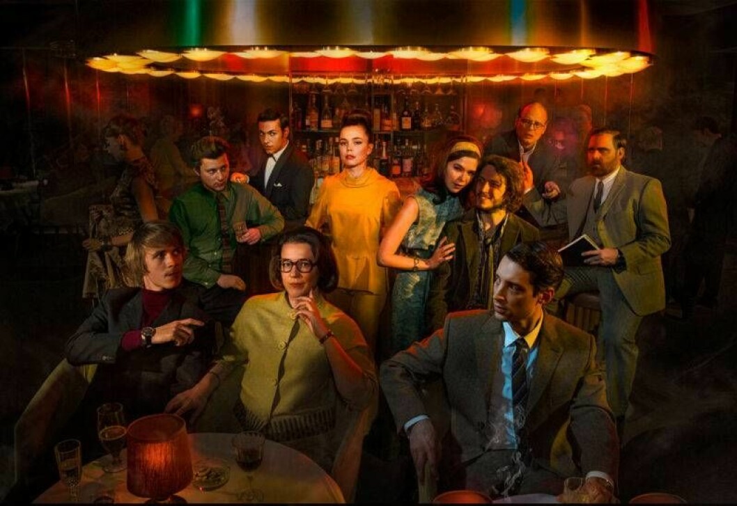 Delar av ensemblen i <em>Vår tid är nu</em>: Calle (Charlie Gustafsson), Angelo (Simone Coppo), Nina (Hedda Stiernstedt), Christina (Julia Heveus), John (Morten Vang Simonsen), Bellan (Rasmus Troedsson), Gustaf (Mattias Nordkvist), Uno (Oskar Laring), Maggan (Josefin Neldén), Peter (Adam Lundgren). Foto: Carl-Henrik/SVT Vår tid är nu, säsong 3, har premiär den 28 oktober 2019. Här syns alla karaktärer på DK.