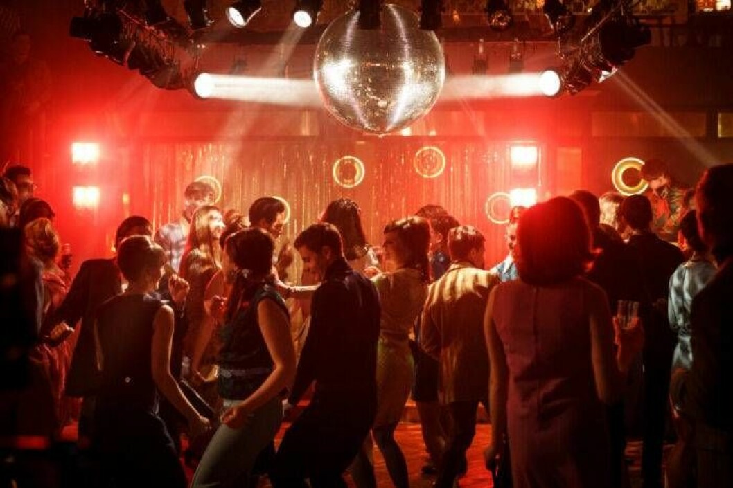 Ninas är den nya klubben på Djurgårdskällaren. Foto: Johan Paulin/SVT/Vår tid är nu. En bild ur tv-serien Vår tid är nu, vars tredje säsong visas på SVT i höst.