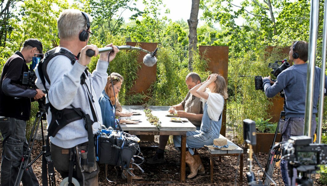 Det krävs två fotografer och en ljudtekniker vid varje tagning – all teknik ska klaffa och allt ska fångas rätt. Varje tagning av Trädgårdstider kräver två fotografer och en ljudtekniker.