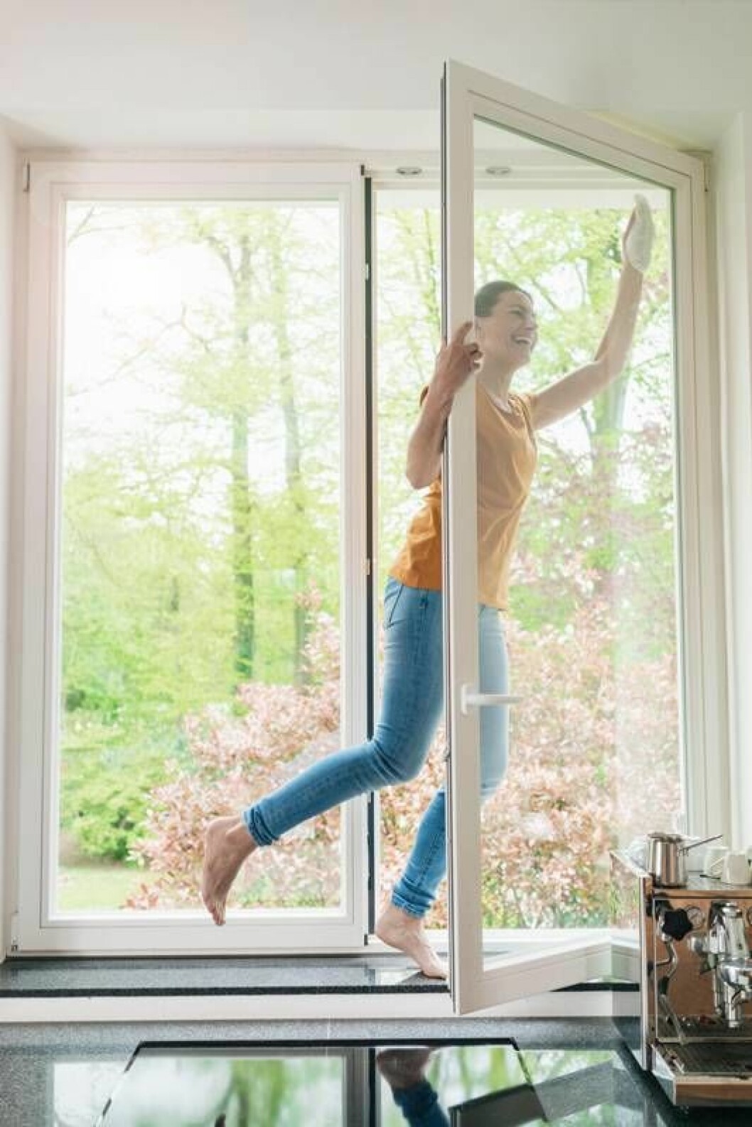 Foto: Shutterstock/IBL Kvinna putsar glasdörr.