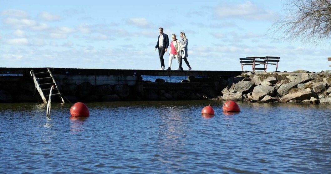 Mia kämpade på trots att hon inte kände igen sig själv. Efter operationen blev hon snabbt den gamla, vanliga, positiva Mia, här på promenad med barnen. Foto: Thommy Hvitfeldt. Mia på promenad med sina barn.