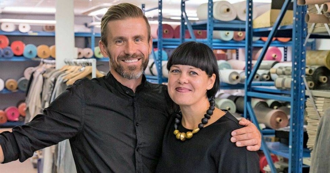 Paret Jacob och Hanna Bruce i svarta kläder håller om varandra.