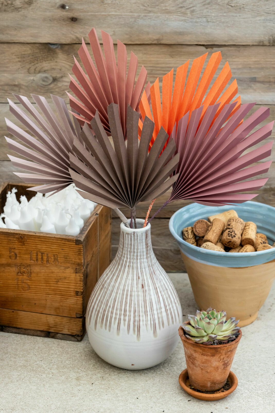 Acquista la carta tono per tono e crea un bellissimo bouquet di carta. Carta piegata in un vaso, tappi per vino e candele