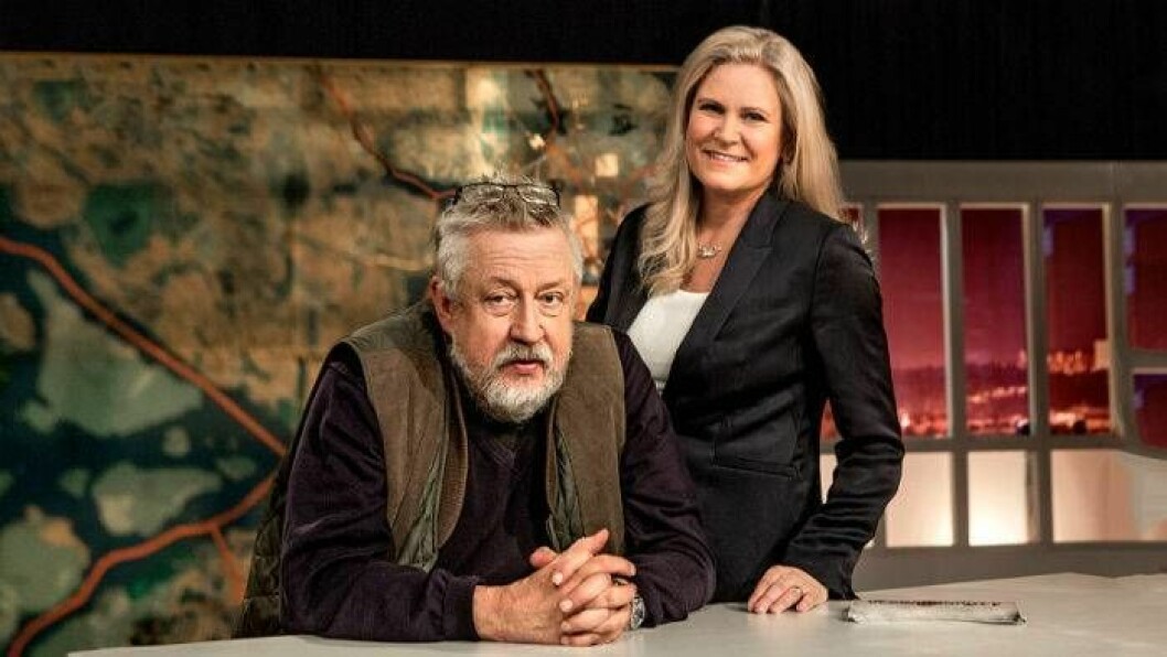Programledarna Leif GW Persson och Camilla Kvartoft gjorde sista sändningen av <em>Veckans brott</em> i veckan. Foto: SVT Leif GW Persson och Camilla Kvartoft under inspelningen av Veckans brott.