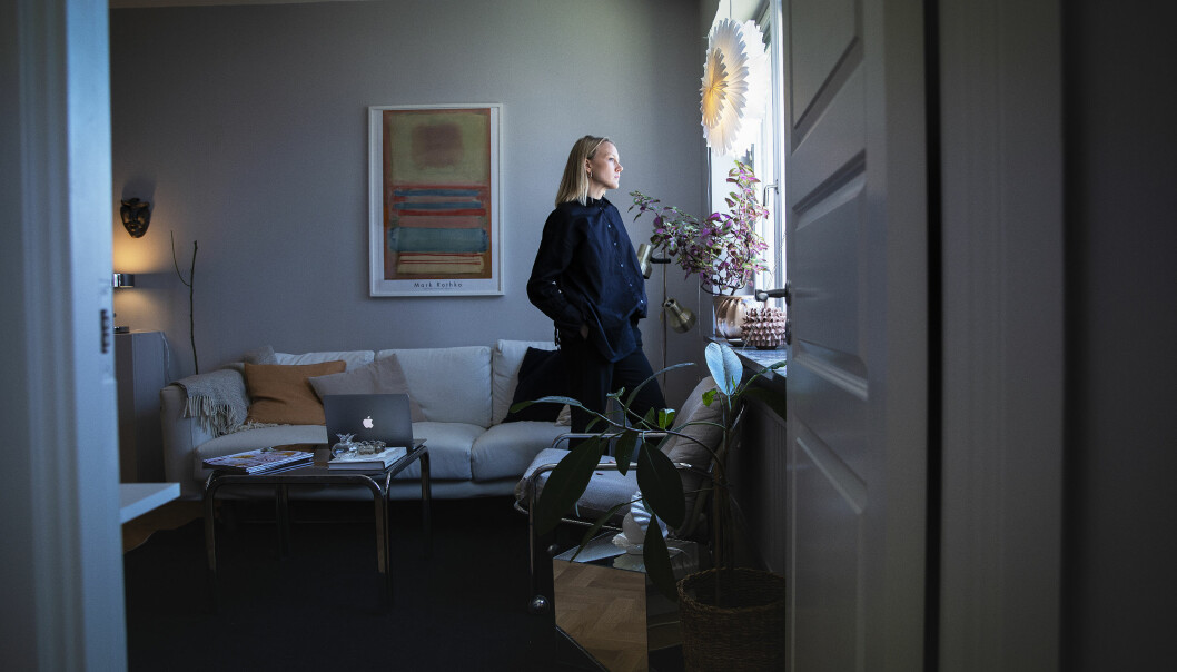 Vera Ebbesson Dehlin jobbar med Tjejzonens ätstörningschatt från sitt vardagsrum.