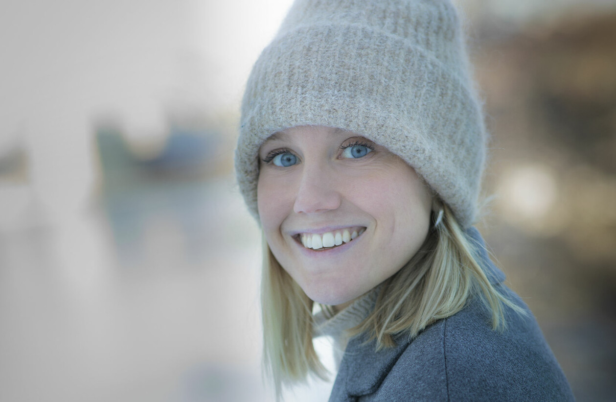 – Många Lillasystrar som jag pratar med säger att de önskar att jag hade varit deras storasyster på riktigt. Vera på Tjejzonen leende, närbild.