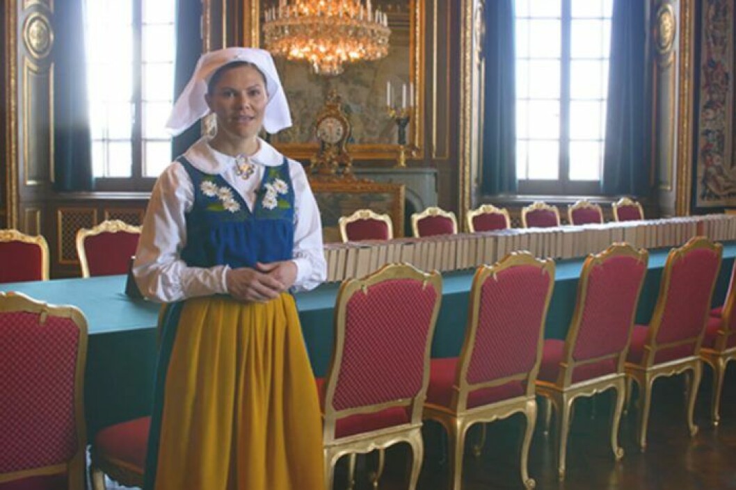 Fem rum ska kronprinsessan Victoria hinna med innan hon går i mål klockan 14.00. Här står hon i konseljsalen.