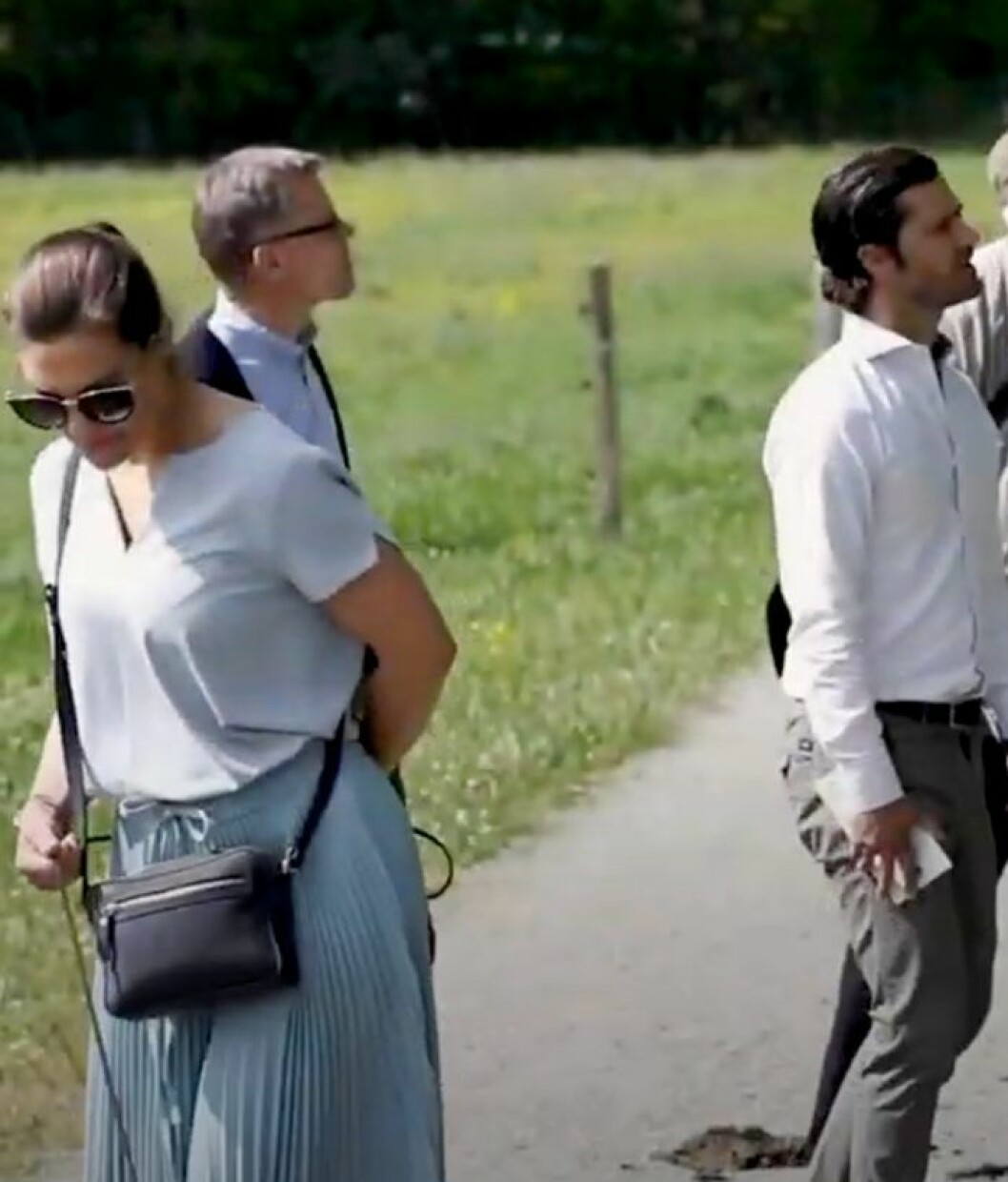 Det är inte helt lätt att vakta en valp och jobba samtidigt! Kronprinsessan Victoria med valpen Rio i kopplet.