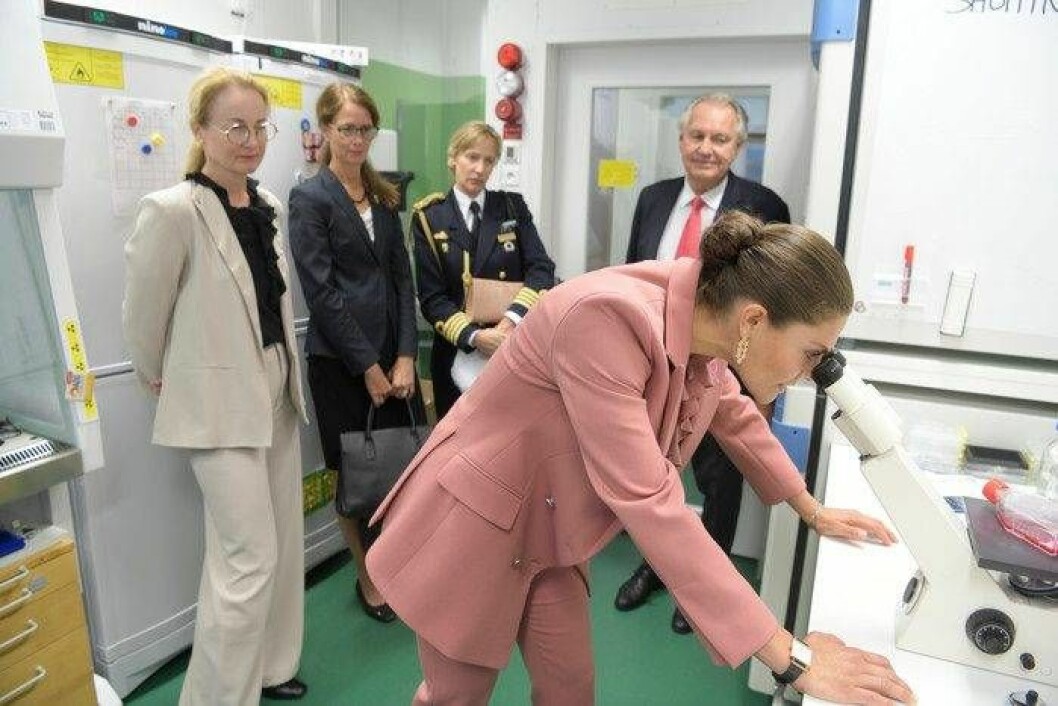 Kronprinsessan Victoria i patologlaboratoriet vid besök på Karolinska Universitetssjukhuset