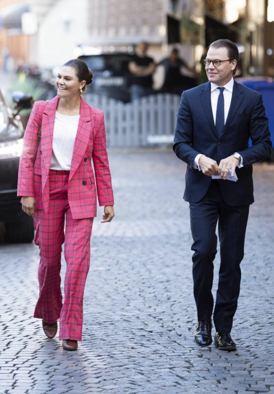 Kronprinsessan Victoria i kostym från By Malina. Victoria och Daniel ler.