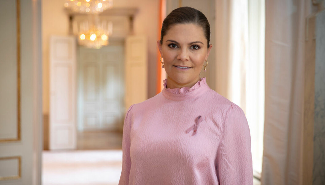 Kronprinsessan Victoria i rosa tröja med rosa bandet på.
