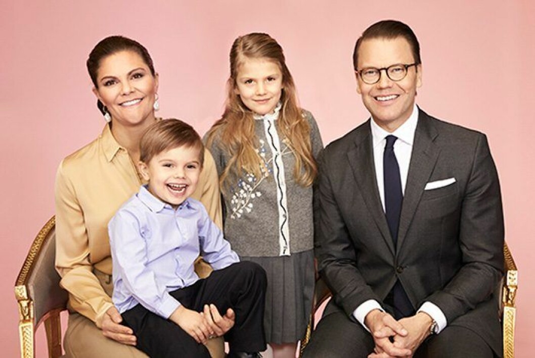 Den nya, hemliga, bilden på hela den svenska kronprinsessfamiljen. Kronprinsessan Victoria, prins Oscar, prinsessan Estelle och prins Daniel