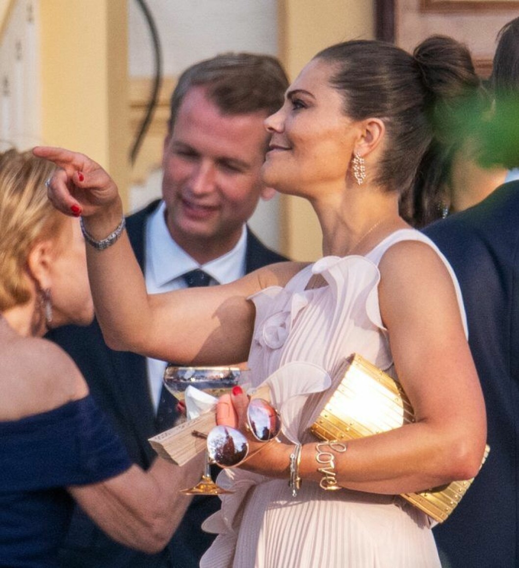 Victoria i rosa klänning på bröllop.