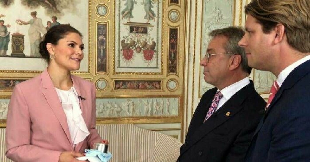 Kronprinsessan Victoria träffar Rickard Thunér och Knut Knutsson i tv-programmet<em> Antikrundan</em>. Foto: SVT Kronprinsessan Victoria träffar Rickard Thunér och Knut Knutsson i tv-programmet Antikrundan.