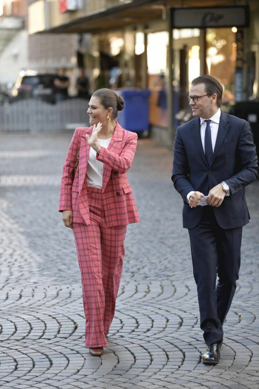 Vårt fina kronprinsesspar på plats i Gävleborg. Kronprinsessan Victoria vinkar i sin rutiga kostym.