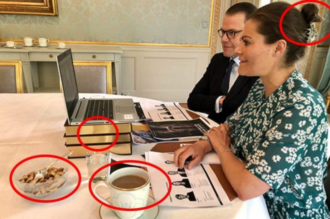 Kronprinsessan Victoria och prins Daniel har videomöte i matsalen på Haga.