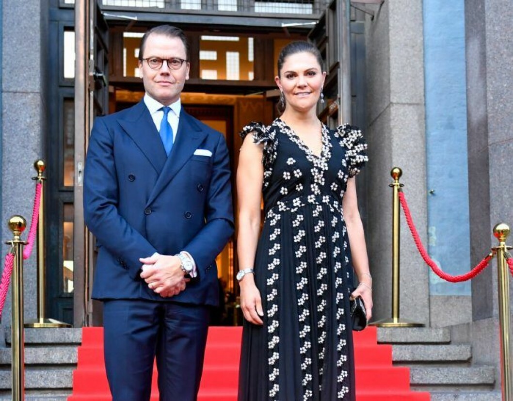 Victoria och Daniel utanför Konserthuset. Kronprinsessan Victoria prins Daniel Stockholms konserthus.