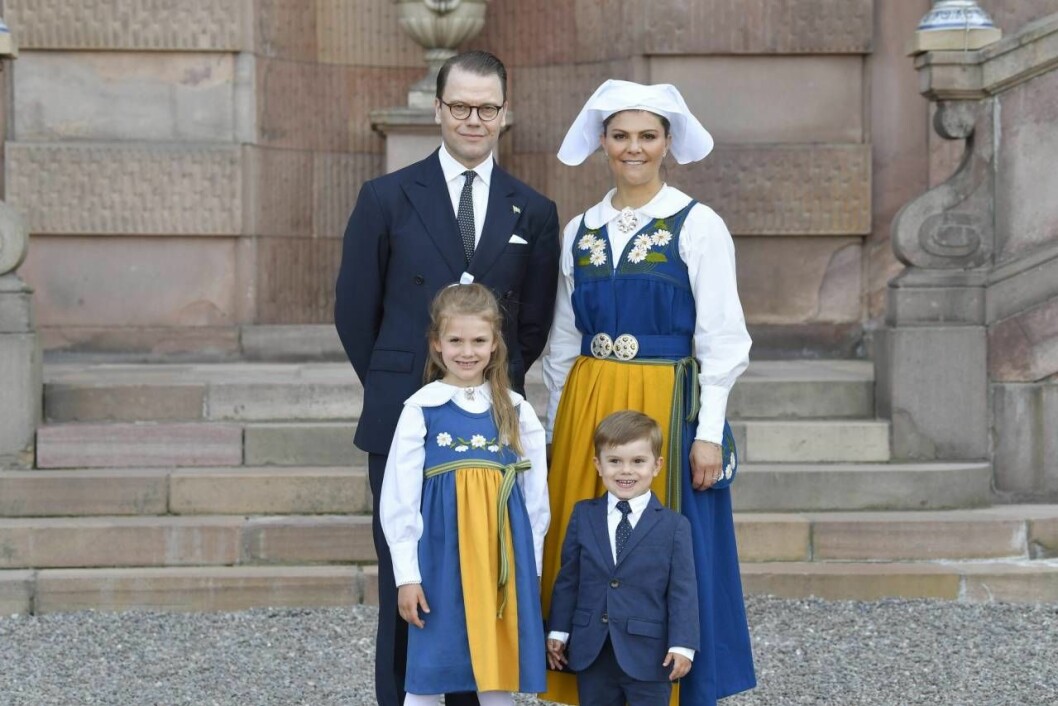 Hela familjen. Prins Daniel, kronprinsessan Victoria, prinsessan Estelle och prins Oscar på årets Nationaldag. Prins Daniel, kronprinsessan Victoria, prinsessan Estelle och prins Oscar på årets Nationaldag.