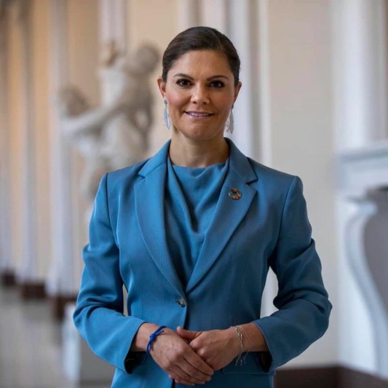 Det nya fotot på kronprinsessan. Victoria i blå kostym.