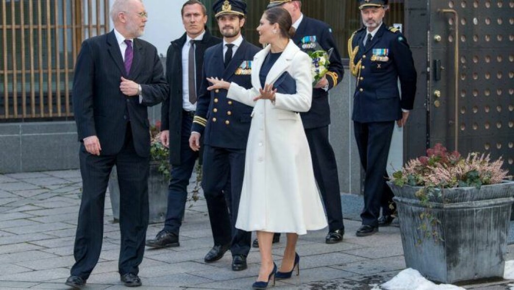 Victoria i vit kappa från Ida Sjöstedt.