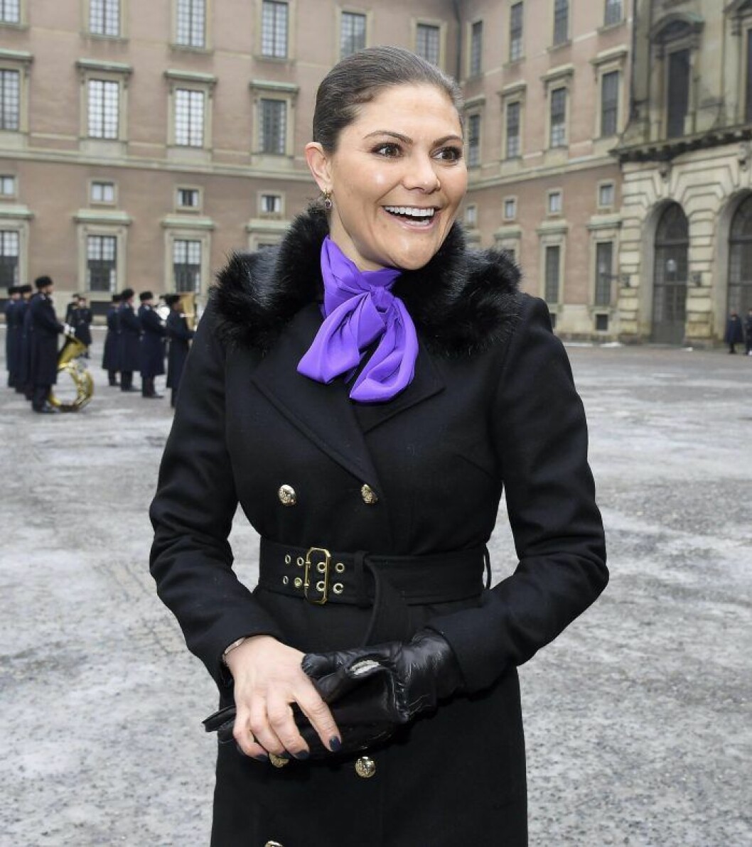 Kronprinsessan bar denna Sjöstedt-kappa på sin namnsdag häromåret. Hon har även en likadan i en grön kulör. Kronprinsessan Victoria i kappa från Ida Sjöstedt.