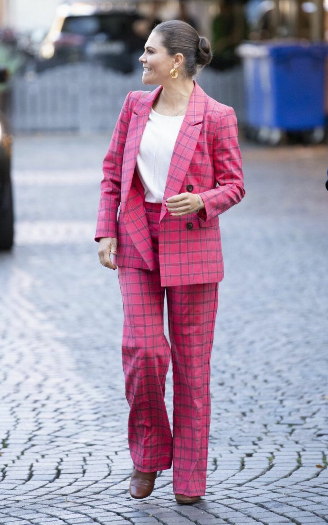 Victoria i rosa kostym från <a href="https://apprl.com/al/5g7y/" target="_blank" rel="noopener">By Malina.</a> Victoria i rosa kostym.