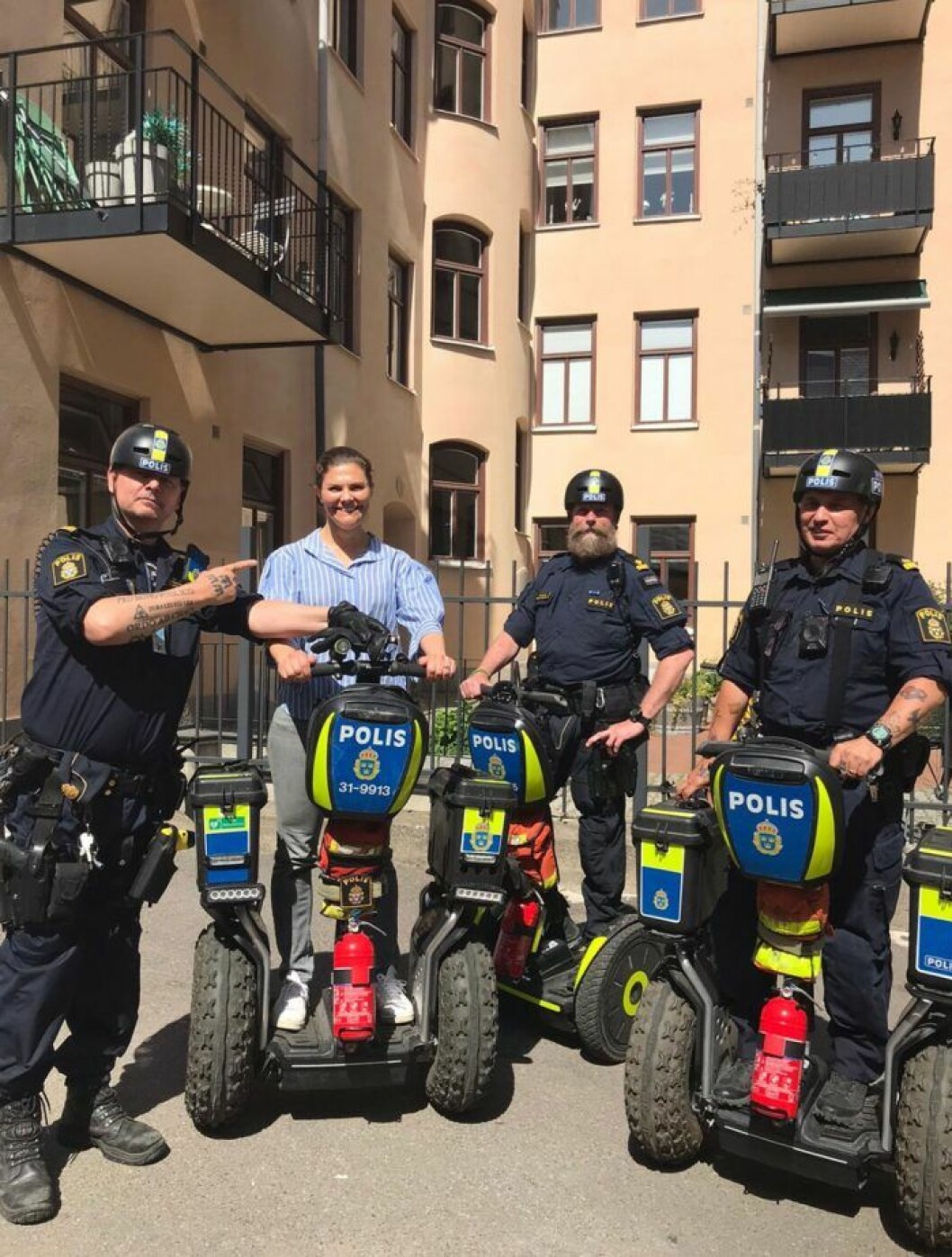 Kronprinsessan Victoria på polisens segway. Kronprinsessan Victoria på polisens segway