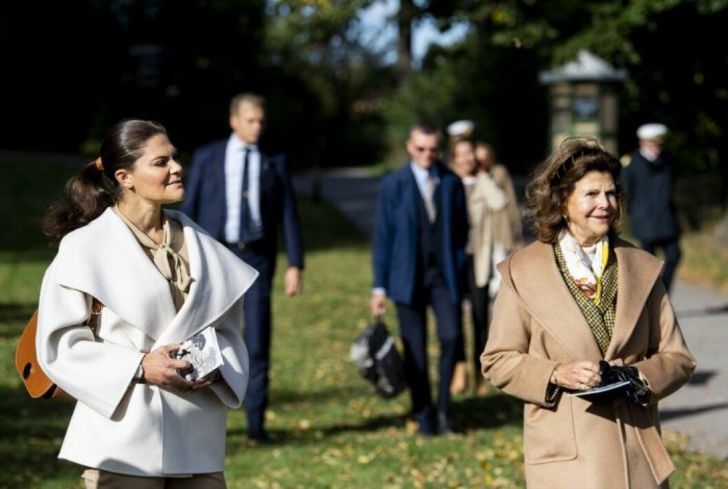 Victoria och Silvia på Djurgården.