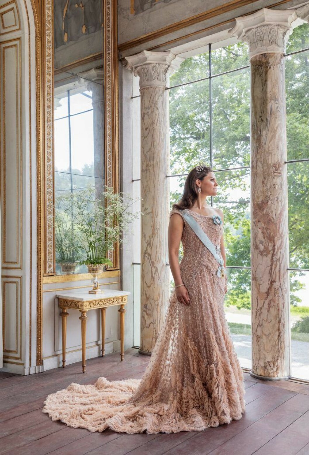 Victoria i klänning från Elie Saab. I öronen bär hon Vasaörhängena. Och på huvudet har hon Prinsessan Sibyllas diadem.