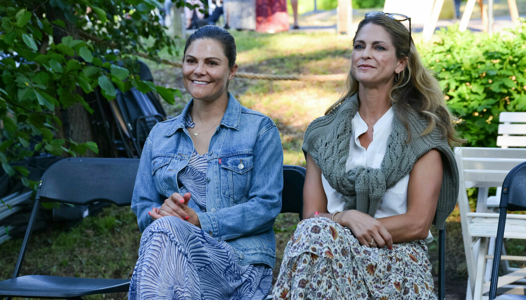 Kronprinsessan Victoria och prinsessan Madeleine i publiken när Peter Jöback uppträdde under Solliden sessions. Kronprinsessan Victoria och prinsessan Madeleine