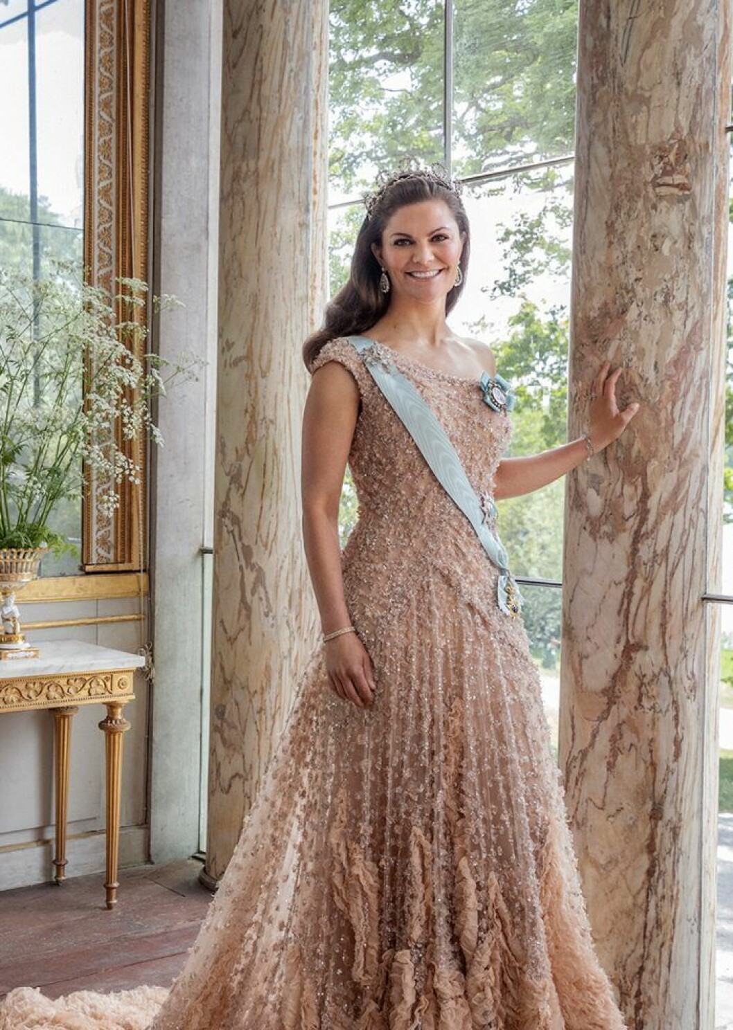 Victoria i klänning från Elie Saab. I öronen bär hon Vasaörhängena. Och på huvudet har hon Prinsessan Sibyllas diadem. kronprinsessan victorias utseendeförändring